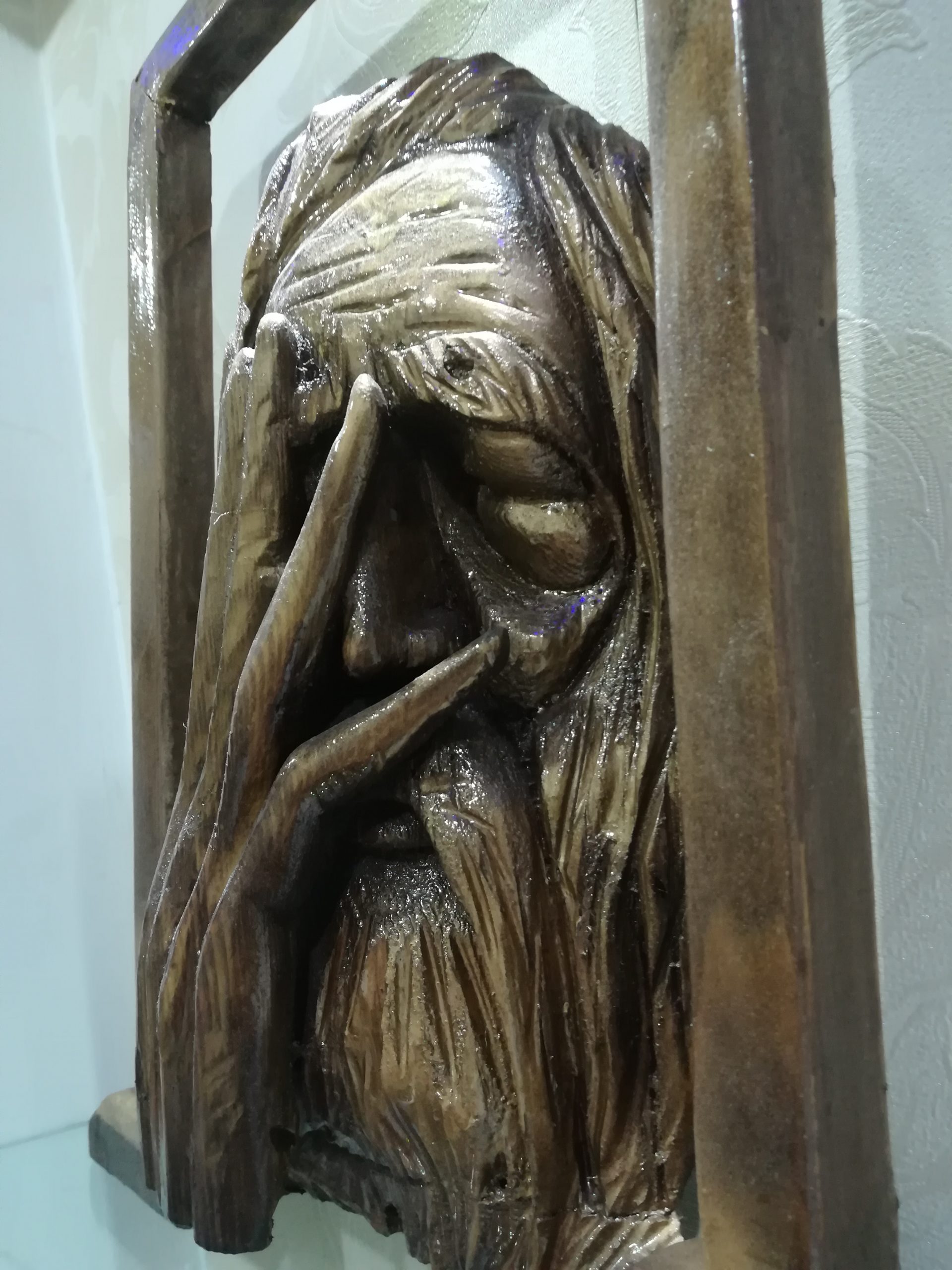 مجسمه پیرمرد چوبی